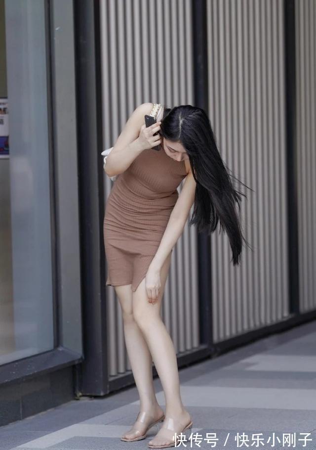 穿搭 连衣裙的紧身穿搭,简约百搭休闲显瘦,绽放青春时代的气质