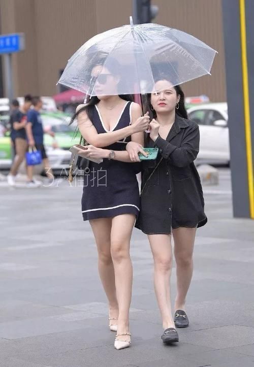 路人街拍既没下雨又不防晒的透明伞,美女身材抢眼心思难猜啊