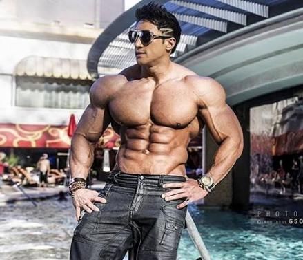 场面|当黄哲勋遇上E杯小姐姐,胸肌完全不输,场面一度十分尴尬