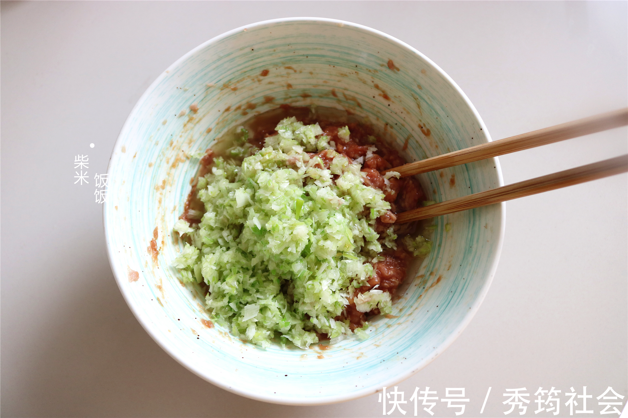 鲜香|跟87岁奶奶学调馄饨馅,咬一口满嘴汁,鲜香弹牙,太好吃了