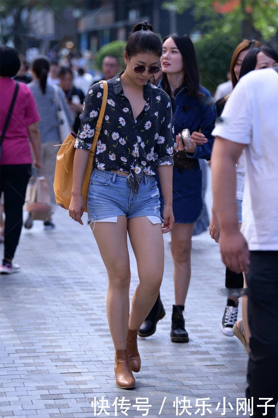 深蓝 浅色驼绒简洁T恤衫,搭配深蓝修身牛仔裤,突显潮流和雅致气息