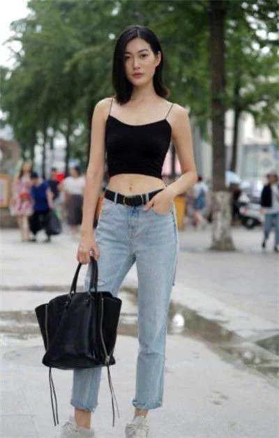 街拍|美女身材高挑,一头长发披在肩上,甜美的笑容充满魅力