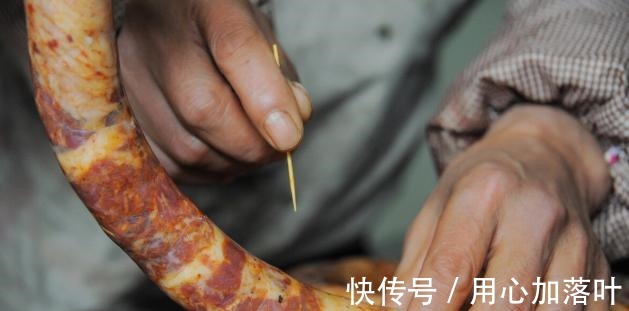 灌香肠时，肉不需要马上腌！要想不发霉，变香入味，这2步不可少！