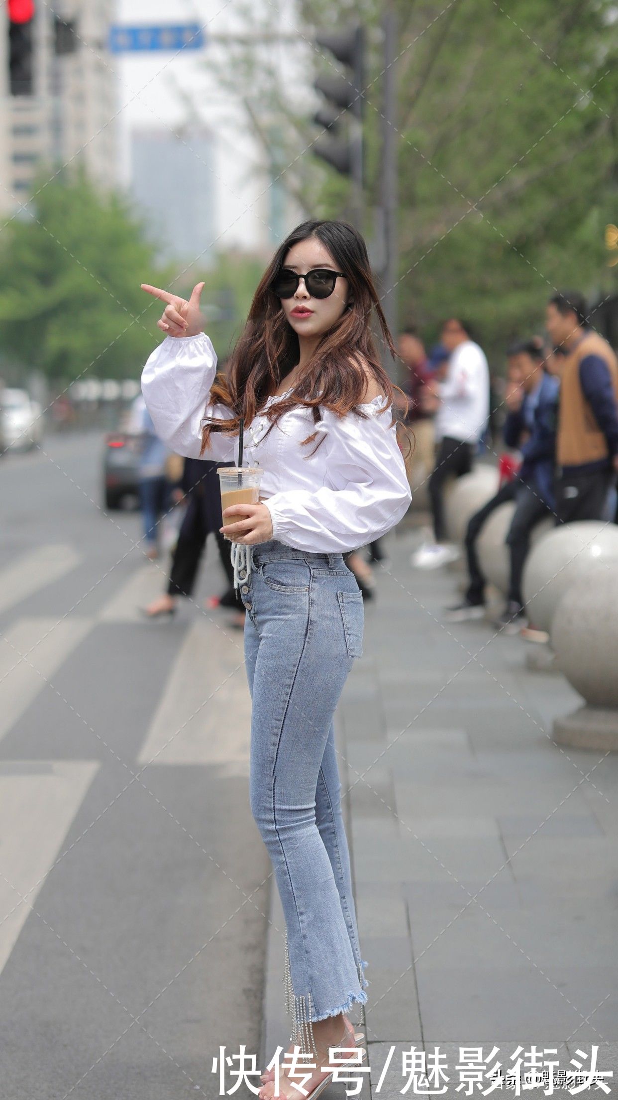 女生|短上衣+高腰牛仔裤，小个子女生这样穿，显高显瘦还提升衣品