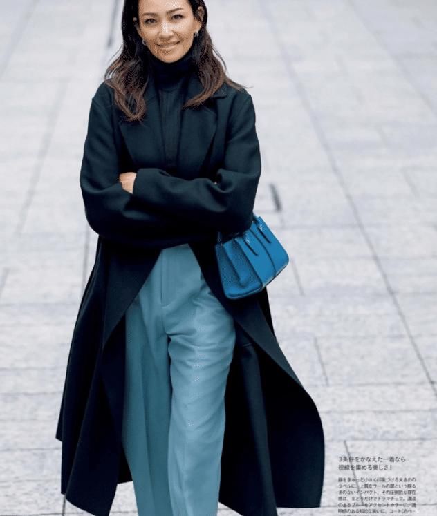 四十的女人尽量别穿大衣配打底裤，跟着日本杂志穿，时髦上档次