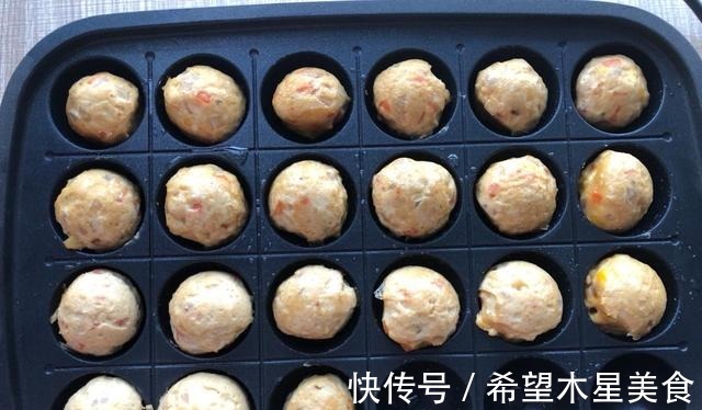 好吃|鸡肉做成丸子，简单煎一煎，外酥里软，一口一个真好吃！