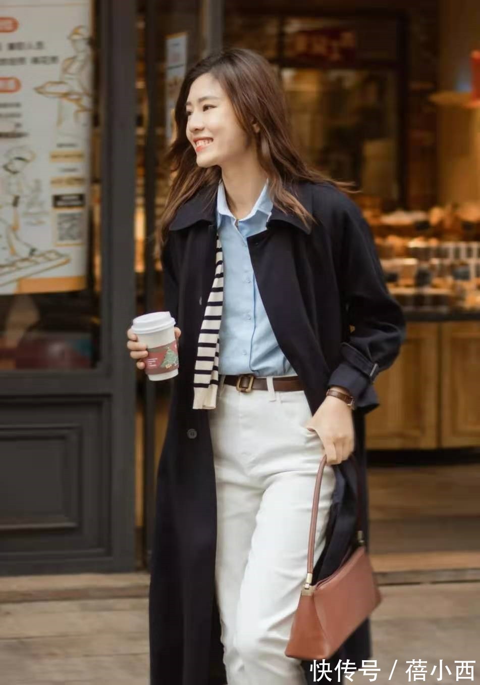 时髦 奔三奔四的女人,建议多穿“风衣”,这4种搭法简约时髦显气质