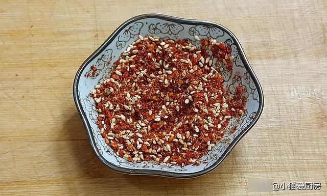 过节我家常吃椒盐杏鲍菇，5块钱做一盘，简单一炸，嚼着比肉香