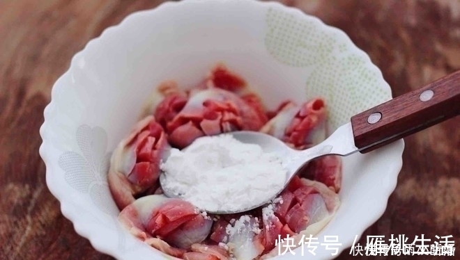 部位|鸡身上最脏的部位，里面含大量重金属，白给都不要，炒菜要扔掉
