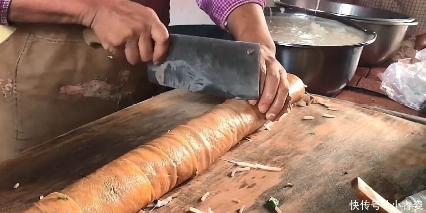 怪大娘卖“人气”早餐,人均10元随你吃,食客她就不卖给小学生