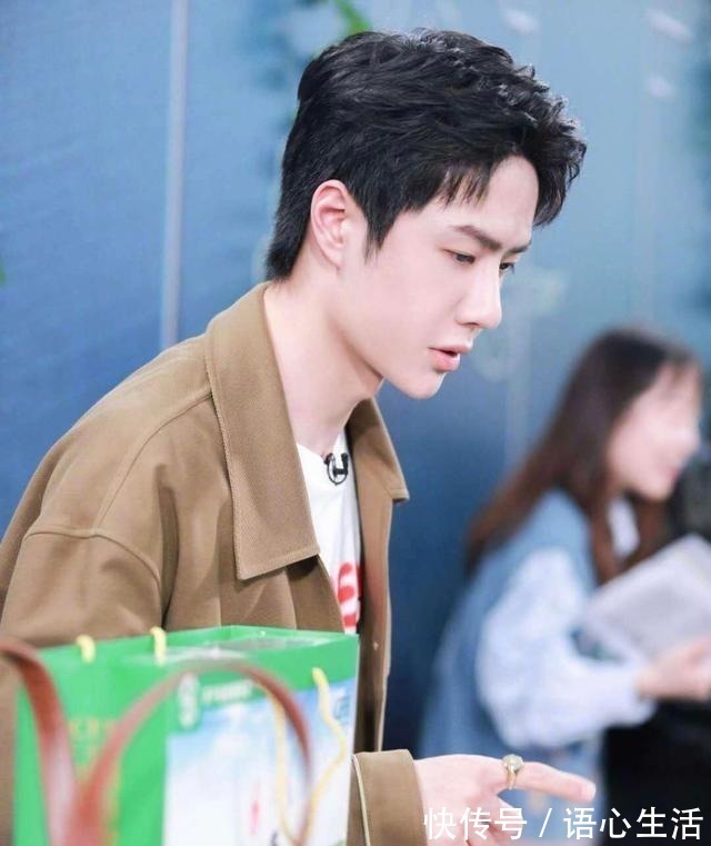 王一博又帶朋友做客《天天向上》，衣服和燈光成了亮點(diǎn)