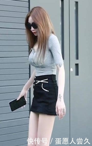 浅灰色T恤搭配黑色半身裙,简单时尚,自信大方