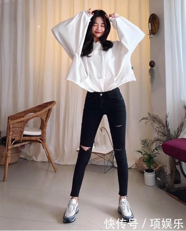 微胖女生的身材特点肉肉的脸显胖,双下巴显臃肿,麒麟臂很难遮