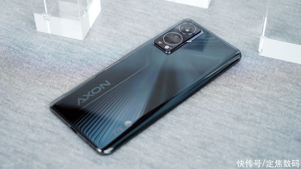 直屏|屏下摄像头影响自拍？中兴 Axon 30屏下版给你答案