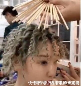蜕变 女子用无数根一次性筷子烫头,看到最终的发型:见证女神蜕变