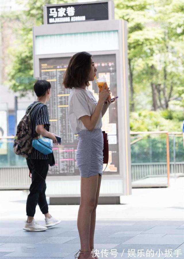 高跟鞋 白色休闲t恤搭配灰色褶皱裙，时髦减龄，活力感十足