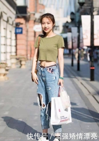 迷人|美女街拍:穿着时尚风情俏丽的小姐姐,钟灵毓秀的,养眼又迷人!