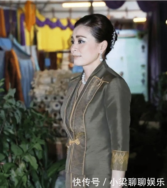 苏提达又穿西服了!绿色套装裙气质出众又端庄,太像霸道女总裁了