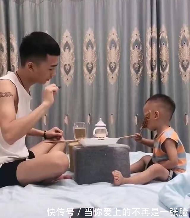 淡定|爸爸与儿子偷偷在家“聚餐”,妈妈看了不淡定,宝宝:感情深,一口闷