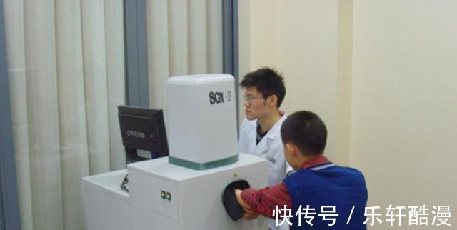 医生|12岁男孩骨骼线提前闭合,身高停在1米5,连医生都说无能为力