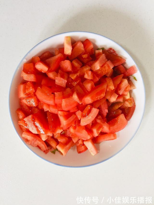 西红柿炖豆腐，美味特下饭，汤汁泡米饭，熊孩子能吃两大碗！