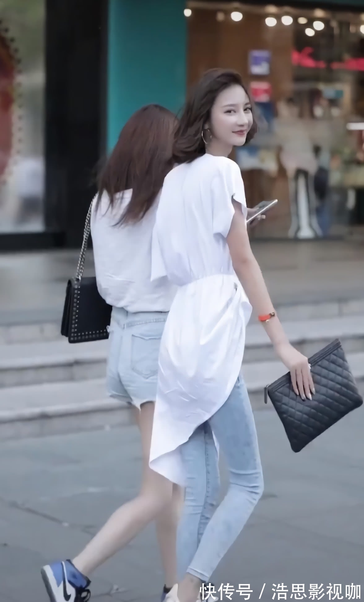 穿搭 别只会撩裤脚了,现在“撩裙子”更显高,不过要配牛仔裤才敢出门