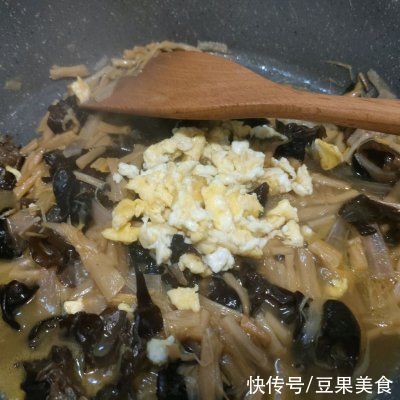 黄花菜木耳鸡蛋打卤面你这么做，保证你吃一次想十次