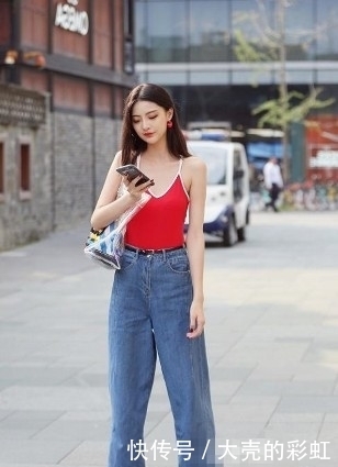 路人街拍，小姐姐露腰的背心搭配卡其色的工装裤，更显气质