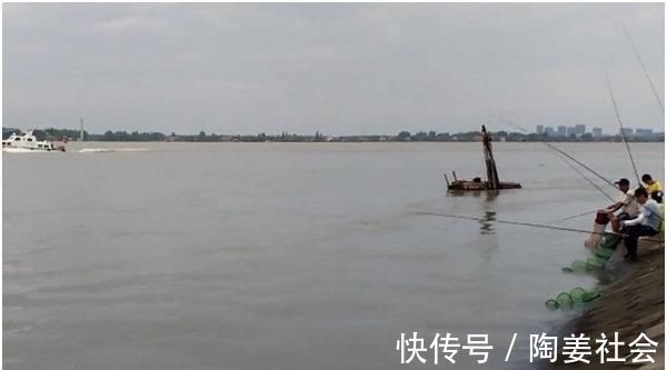 羡慕|钓鱼人苦中作乐,站在二楼钓鱼,网友羡慕又心疼