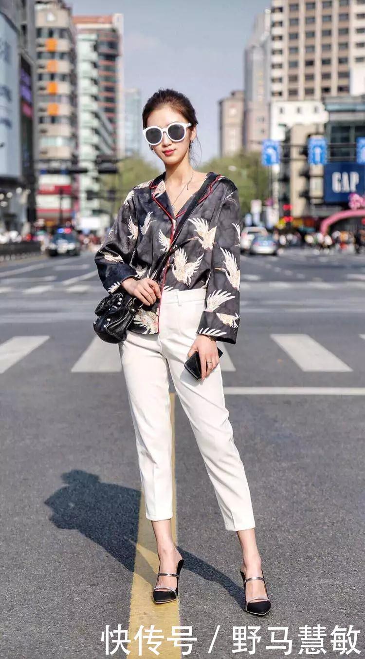 女性搭配高跟鞋,简约时尚又展现美好身材