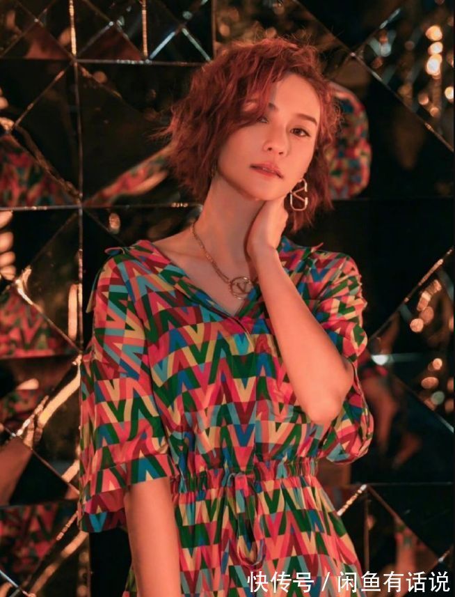 大长腿|何超莲烫了卷发,搭配碎花裙却跑出“阿姨味”,气质全靠颜值撑着