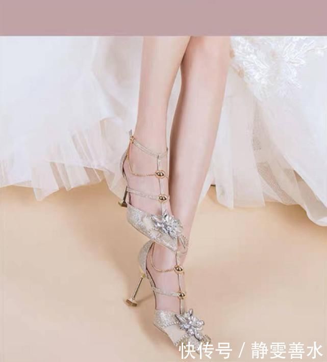 时尚|裸色尖头细跟,衬托出修长的腿部线条,展现柔美的脚部曲线