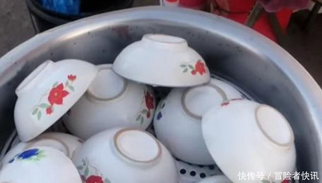 锅盖|大妈街边卖小吃,3元2个,打开锅盖竟是一堆碗,翻开后原来是它