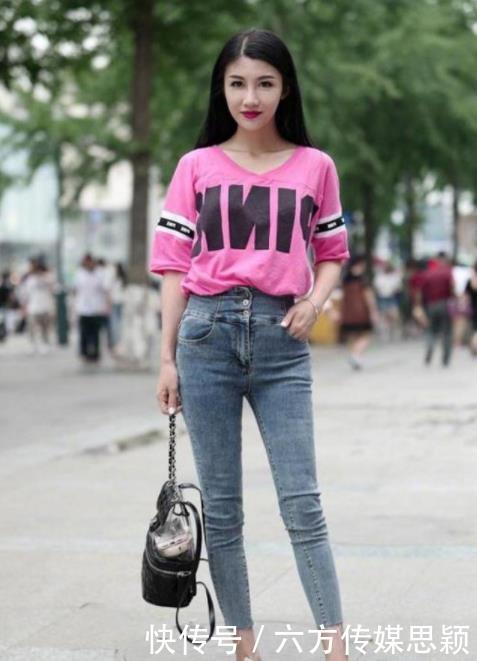 街拍美图街头小姐姐的装扮,十分清新可人,彰显落落大方的气场