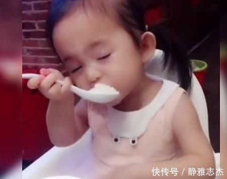 同款|萌娃吃饭逗笑一家人,看看你家有同款没,网友:吃货一枚。