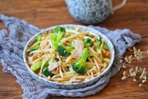 慢性疾病|长期散步对身体好吗?医生:50岁之后,常做这3件事或比散步好