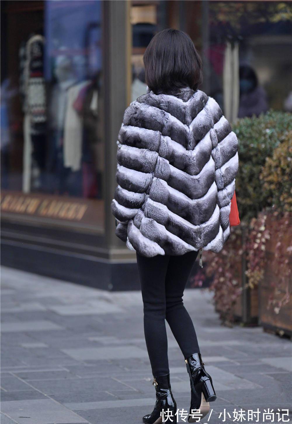 高跟 冬季适合搭配靴子,长靴短靴都可以,高跟款式更好一些