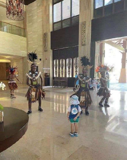 黄晓明|黄晓明新综艺火热，baby为工作奔波两地还带娃，慈母形象实力圈粉