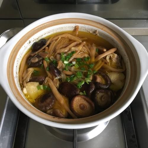 香菇黄花菜鸡汤，营养滋补，鲜美不腻