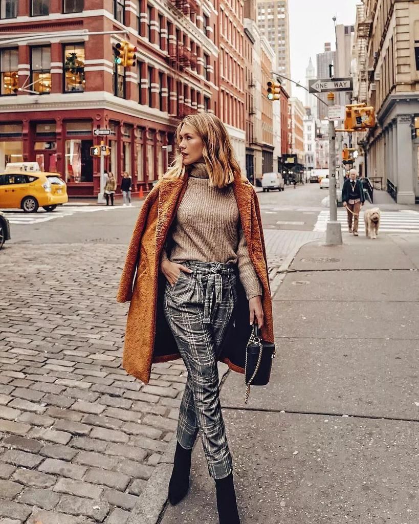  纸袋裤|别老穿阔腿裤了，今年秋冬这4条裤子最流行！