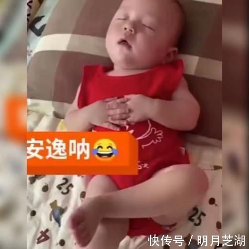 特征|萌娃睡觉“跷二郎腿”的独特姿势火了,网友:看起来也太安逸了吧