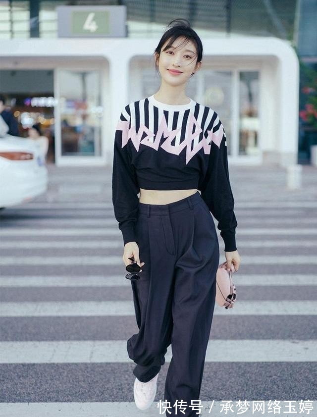 早秋|今秋火了一种穿法:“上短下长”,显瘦显高又时髦,小个子也适合