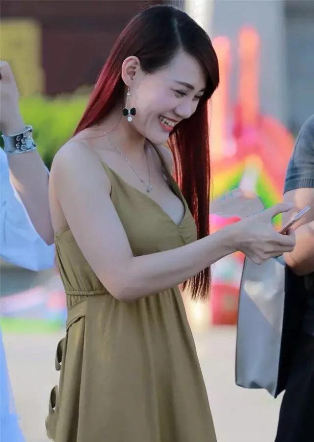 穿搭|吊带连衣裙，性感靓丽，优雅迷人