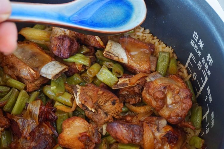 秋季的花样美食，家常豆角排骨饭，饭菜一锅出，省时省力