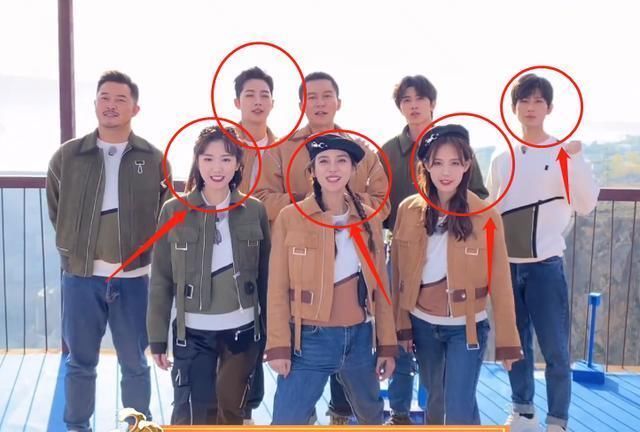 蔡徐坤|同是迈腿唱歌,看清baby与李一桐的站姿,女汉子女神的区别很明显