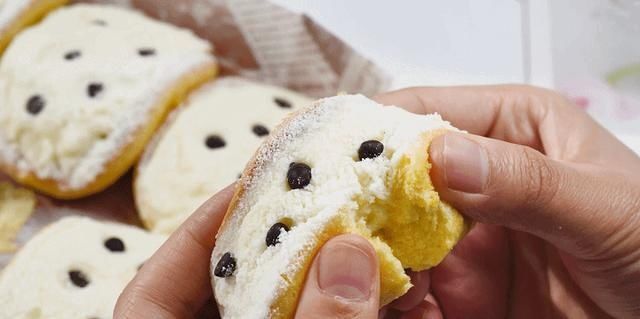 轻轻软软像在捏了朵云，一口下去奶香、醇苦、香甜、微酸