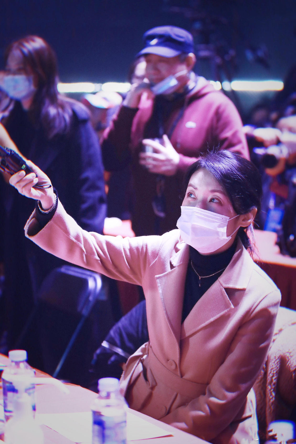 周涛真会穿!一件大衣搭配牛仔裤显得休闲又减龄,意外穿出时髦感