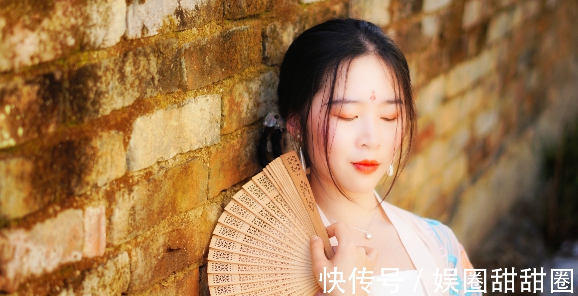 凉凉|五言格律:一卷丹青列,满怀诗趣融。行行皆擢秀,平仄润秋风