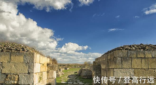 墓室!打开墓室门后,考古学家马上拨通政府电话:快派人来保护我们