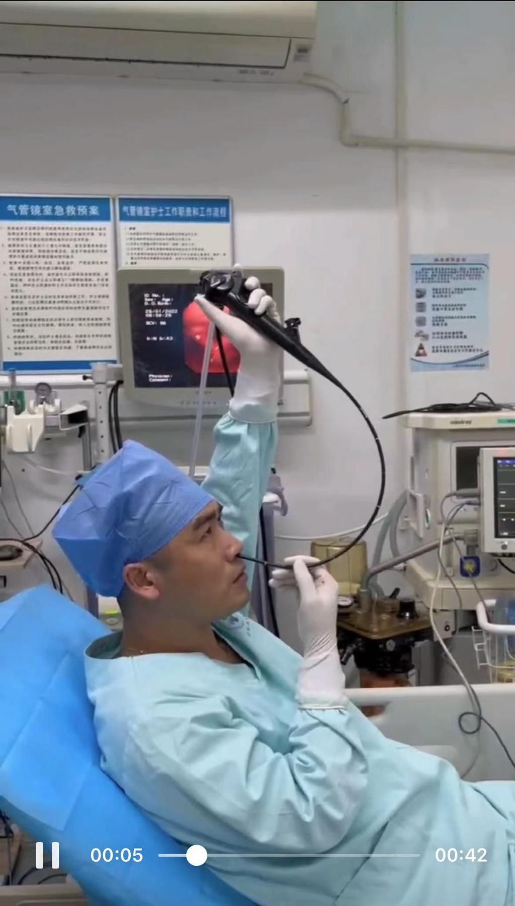 深圳市第三人民医院|这是猛人！深圳三院呼吸内镜室医生给自己做气管镜